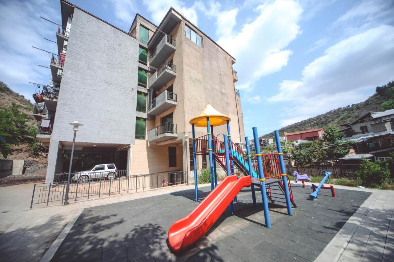 Under The Mountain Apartment Тбилиси Екстериор снимка