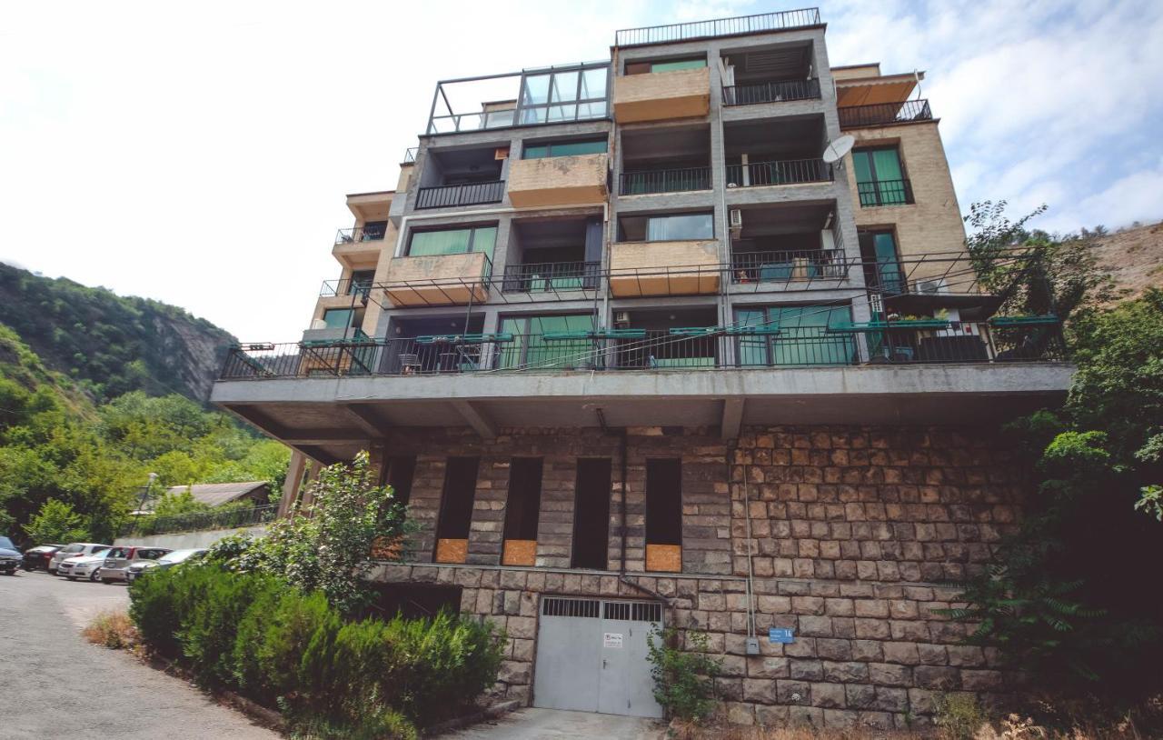 Under The Mountain Apartment Тбилиси Екстериор снимка